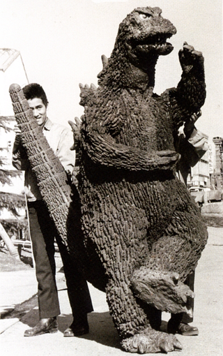Illustration for article titled Behind-the-scenes Godzilla photos were charming, absolutely ridiculous